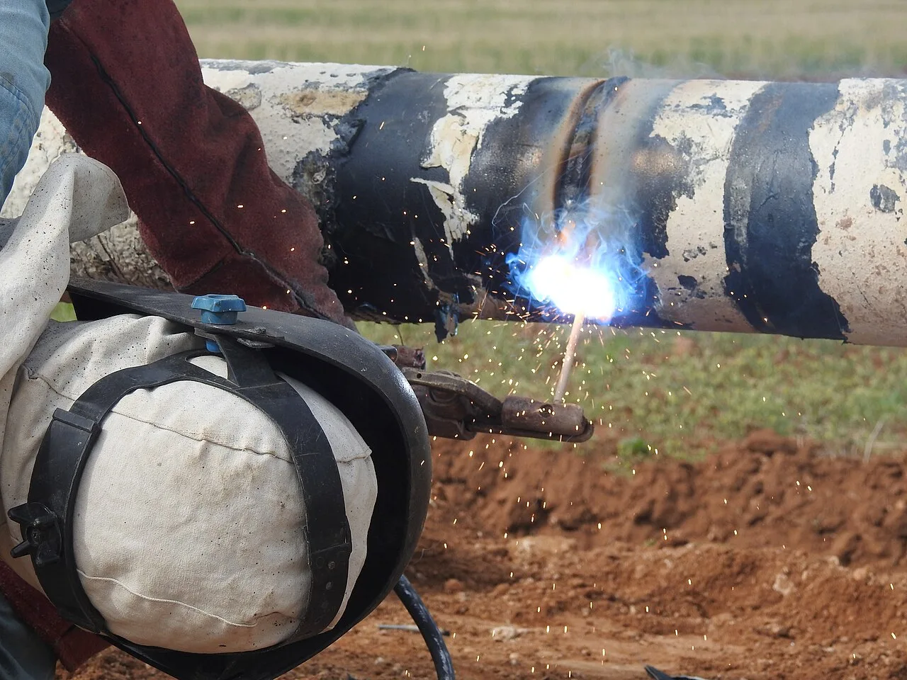 Field welding of a pipeline where PSL2 pipe is used
