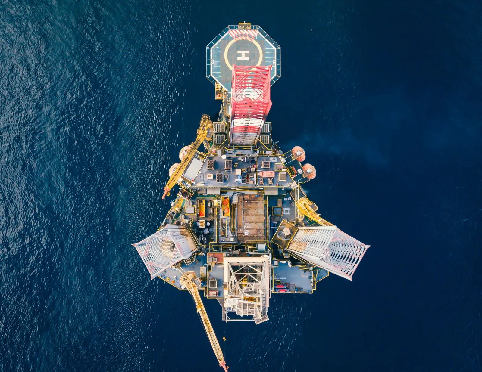 Offshore oil platform using seamless steel pipe in pipelines
